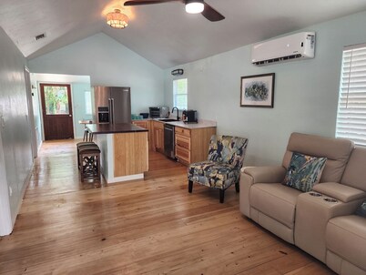 Charming 2-bed 2-bath cottage in Cedar Key. Golf cart included.
