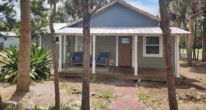 Charming 2-bed 2-bath cottage in Cedar Key. Golf cart included.