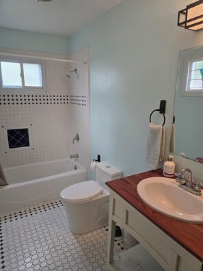 Douche, sèche-cheveux, serviettes fournies, savon
