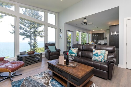 Waterfront Luxury with Beach Access