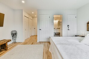 2 chambres, bureau, fer et planche à repasser, lit parapluie