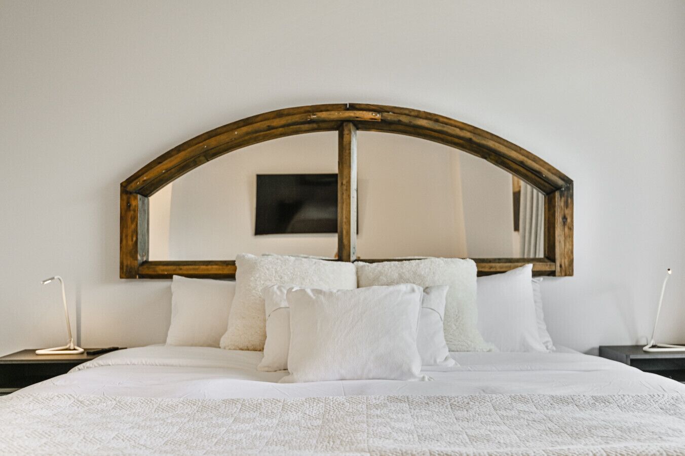 2 makuuhuonetta, työpöytä, silitysrauta/-lauta, vauvan matkasänky