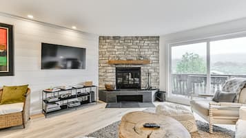 Smart TV, chimenea y libros