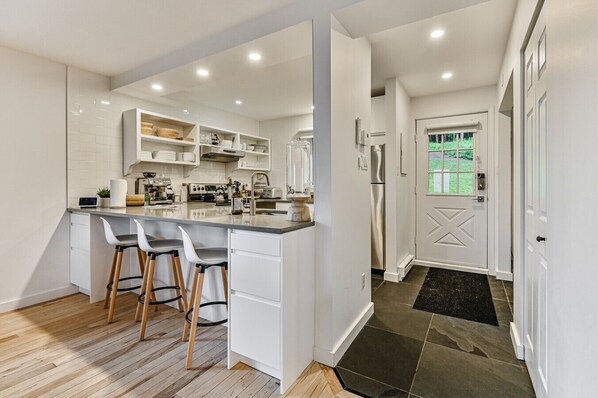 Réfrigérateur, four, lave-vaisselle, cafetière/bouilloire