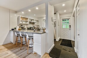 Kühlschrank, Ofen, Geschirrspüler, Wasserkocher mit Kaffee-/Teezubehör