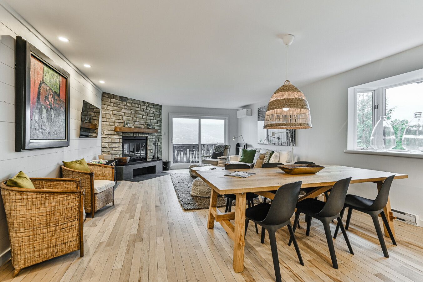 Smart TV, chimenea y libros 