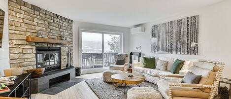 Televisor intel·ligent, llar de foc i llibres