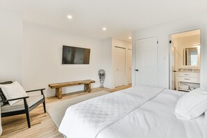 2 Schlafzimmer, Schreibtisch, Bügeleisen/Bügelbrett, Reisekinderbett