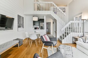 TV connectée, cheminée, livres