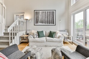 Smart-tv, eldstad och böcker