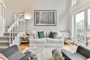 Smart-tv, eldstad och böcker