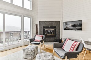 Smart-TV, Kamin, Bücher