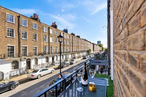 Apartment | Balcony - Elegant Apartment in Marylebone (London)