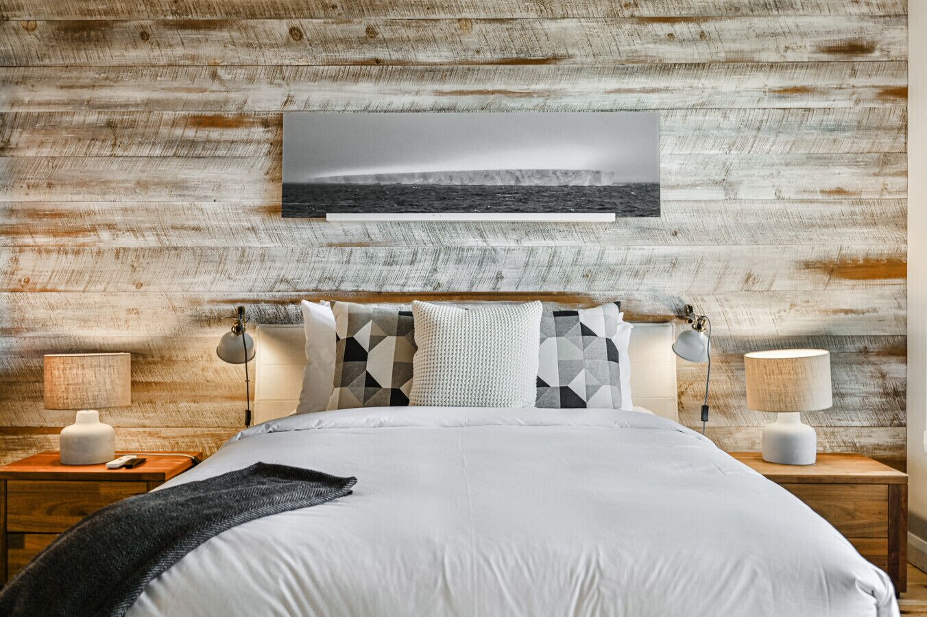 2 habitaciones, escritorio y tabla de planchar con plancha 