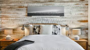 2 habitaciones, escritorio y tabla de planchar con plancha