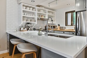 Réfrigérateur, un four, surface de cuisson, lave-vaisselle