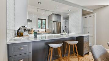 Refrigerador, horno, parrilla de estufa y lavavajillas