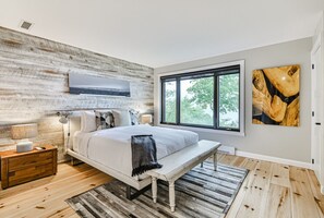 2 chambres, bureau, fer et planche à repasser, lit de bébé portatif