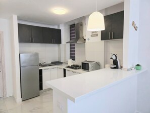 Kylskåp, mikrovågsugn, spishäll och kaffe- och tebryggare