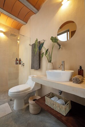 Serviettes fournies, savon, papier de toilette