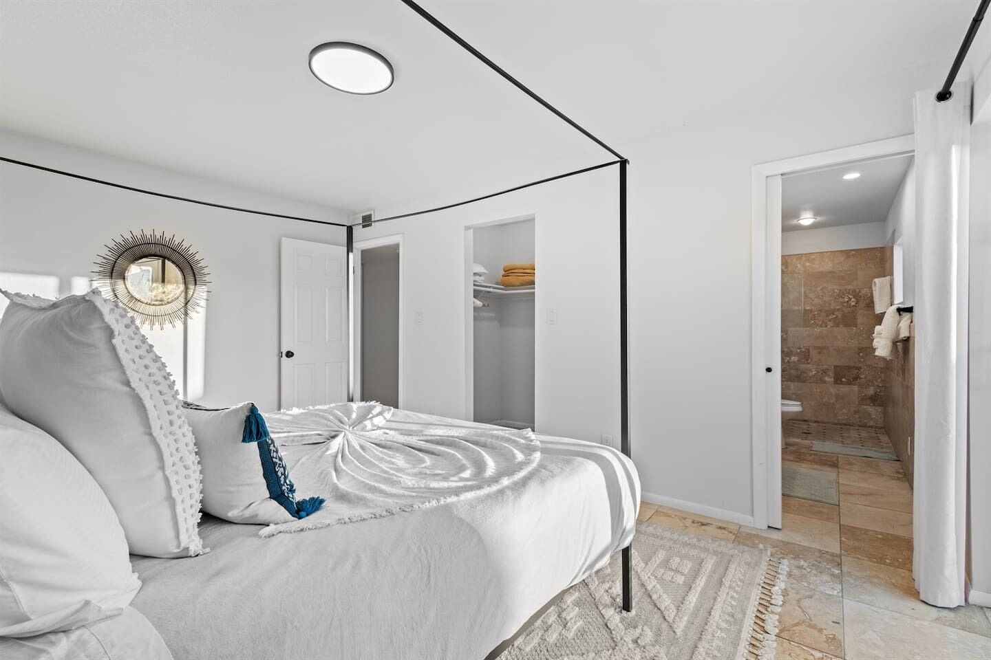 4 habitaciones, escritorio y tabla de planchar con plancha 