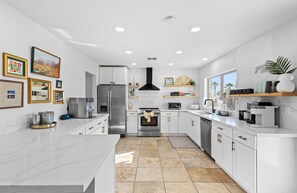 Fridge, microwave, oven, stovetop - Resort Oasis: Hot Tub, Mini-Golf, Ping-Pong (Scottsdale)