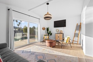 Smart TV, ping pong, stereo