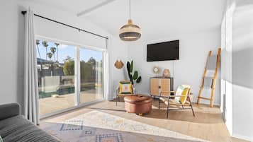 Smart TV, ping pong, stereo