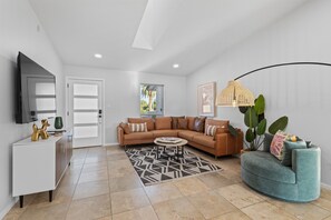 Smart TV, table tennis, stereo - Resort Oasis: Hot Tub, Mini-Golf, Ping-Pong (Scottsdale)