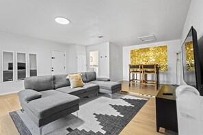 Smart TV, ping pong, stereo