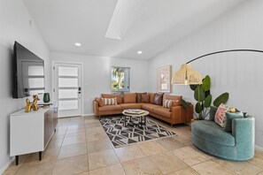 Smart TV, ping pong, stereo