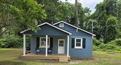 Cozy 2-bedroom house in charming Elm City with WiFi, AC
Wilison/ Raleigh house