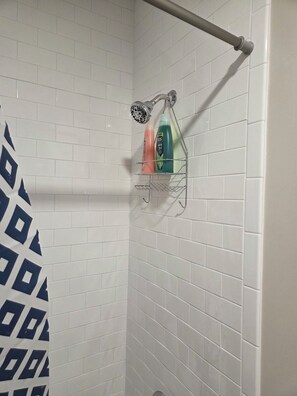 Bidet, serviettes fournies, savon, papier toilette