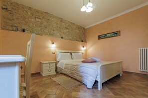 1 bedroom, desk, free WiFi, bed sheets