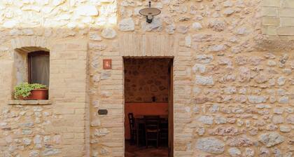 Cozy apartment in country hamlet, 20 minutes' drive from Assisi.