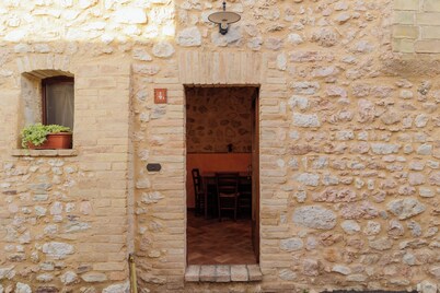 Cozy apartment in country hamlet, 20 minutes' drive from Assisi.