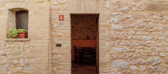 Cozy apartment in country hamlet, 20 minutes' drive from Assisi.