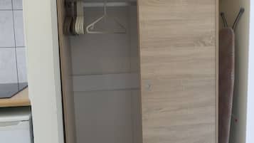 Coffres-forts dans les chambres, fer et planche à repasser