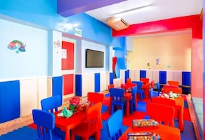 Une salle de jeux pour enfants, avec des meubles et des décorations aux couleurs vives.