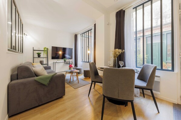 Living area - Beautiful Apartment at Gare de L'est Republique (Paris)