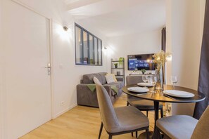 Dining - Beautiful Apartment at Gare de L'est Republique (Paris)