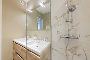Bathroom - Beautiful Apartment at Gare de L'est Republique (Paris)