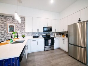 Private kitchen - Vast Fully Furnished 2-Bed Close to NYC (Bayonne)