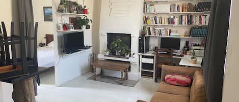 Téléviseur, foyer, jeux vidéo, livres