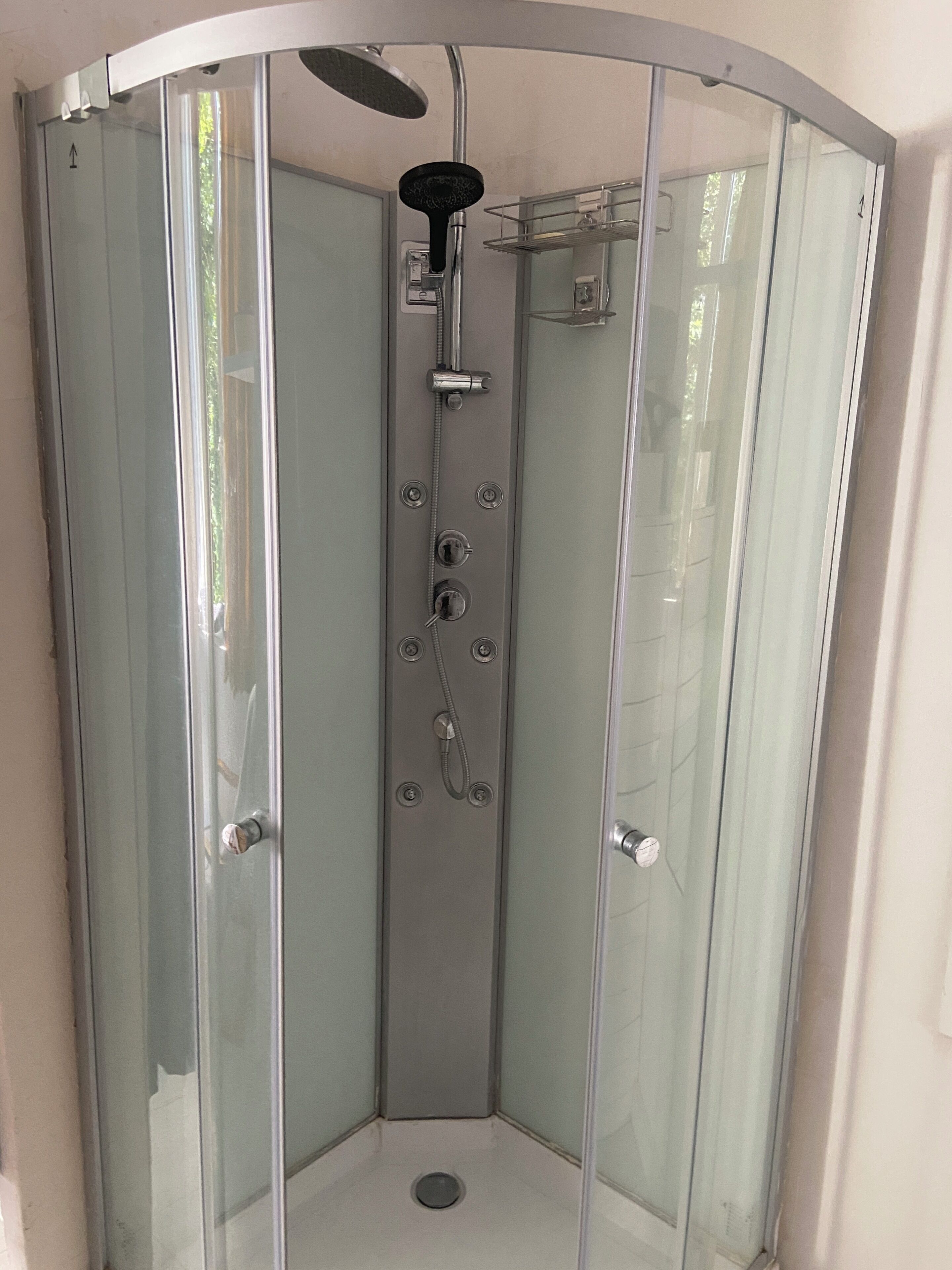 Douche, serviettes fournies, savon, papier toilette