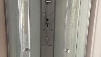 Douche, serviettes fournies, savon, papier toilette