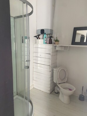 Douche, serviettes fournies, savon, papier toilette