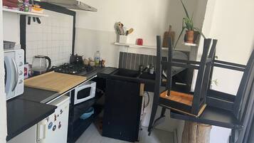 Frigorífico, microondas, placa de cocina y cafetera o tetera