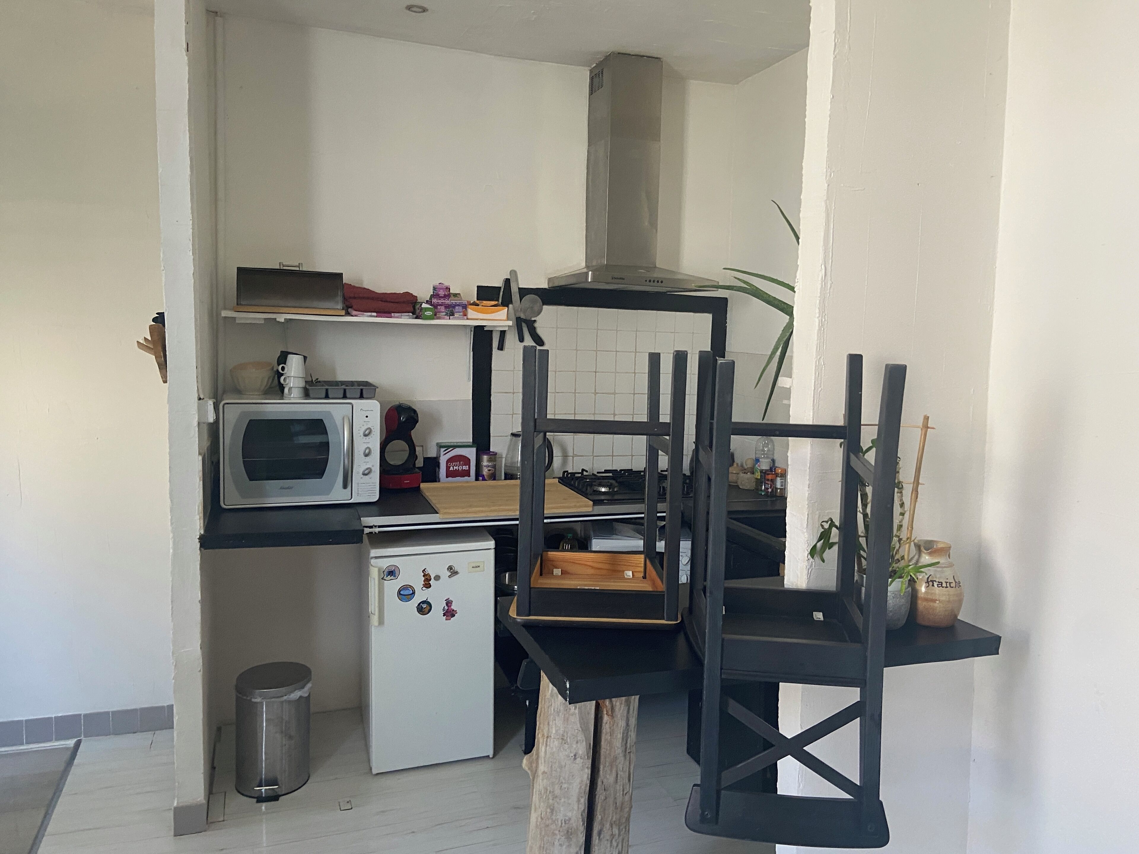 Frigorífic, microones, placa de cuina i cafetera i tetera 