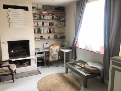 Quiet studio overlooking the garden. Pets at no extra charge
